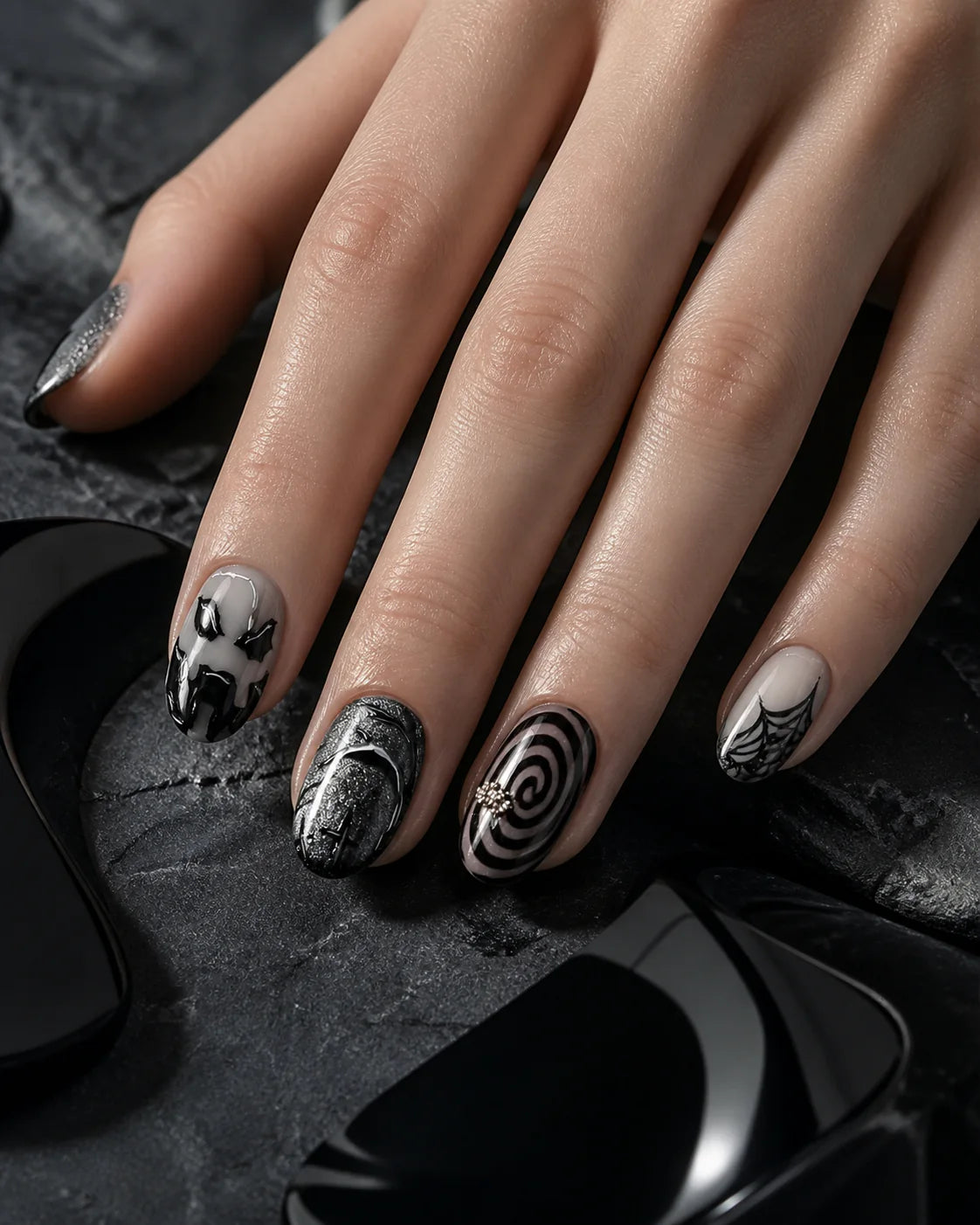 Graphic Noir press-on nail look
